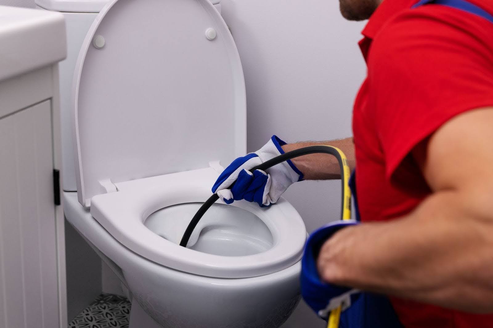 Edison NJ Plumbing - Experienced plumber fixing a complex pipe system